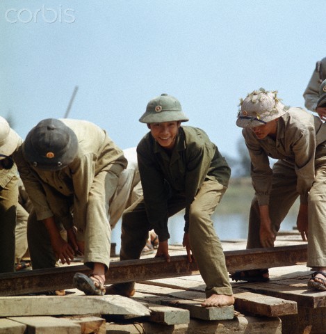 Miền Bắc 1973. Những người lính trẻ có nhiệm vụ lắp ráp những chiếc cầu tạm phục vụ cho quân đội tại một vùng thuộc Đồng Hới, Quảng Bình. Ảnh. Werner Schulze.